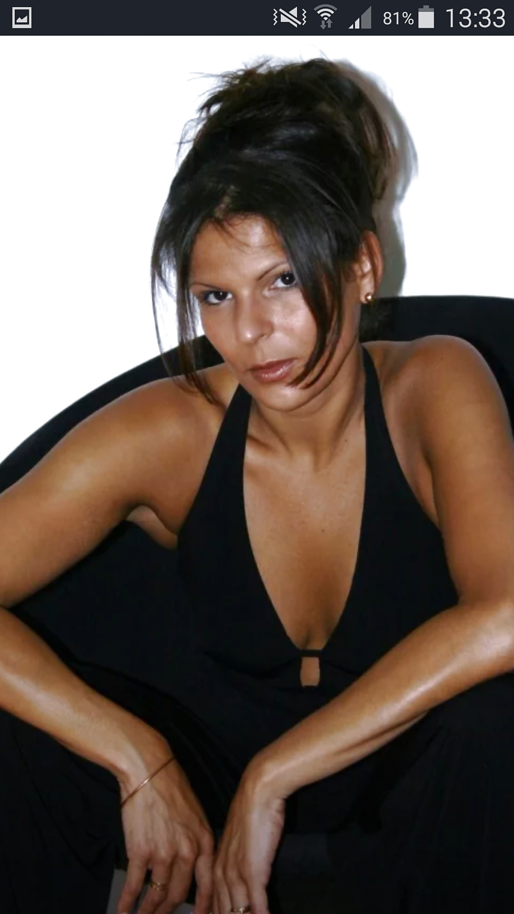 Sensuelle comptable aux beaux seins cherche à caresser un bel amant sans complexe mais pas seulement
