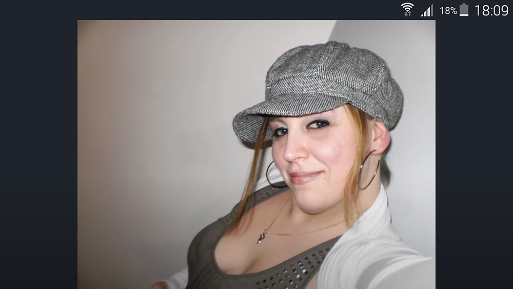 Jeune coiffeuse aux beaux seins cherche à sucer un mec sans complexe mais pas seulement